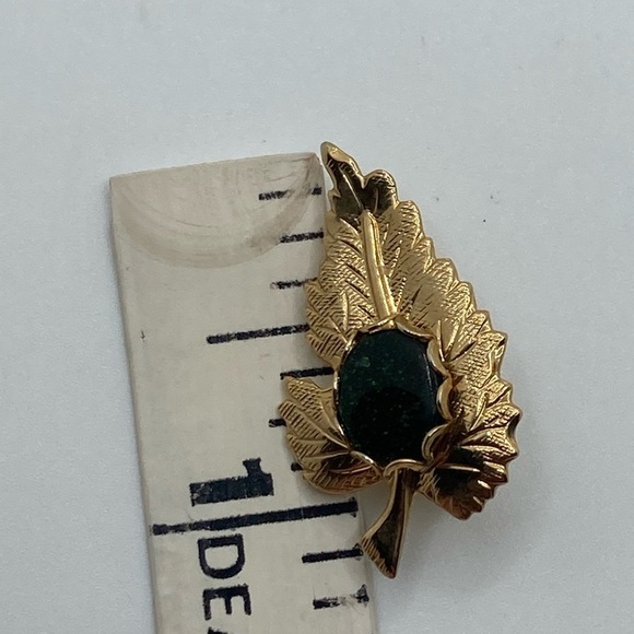 Vtg Gold Tone & Green Goldstone / Gold Stone Leaf Brooch 1.1” - Picture 8 of 8